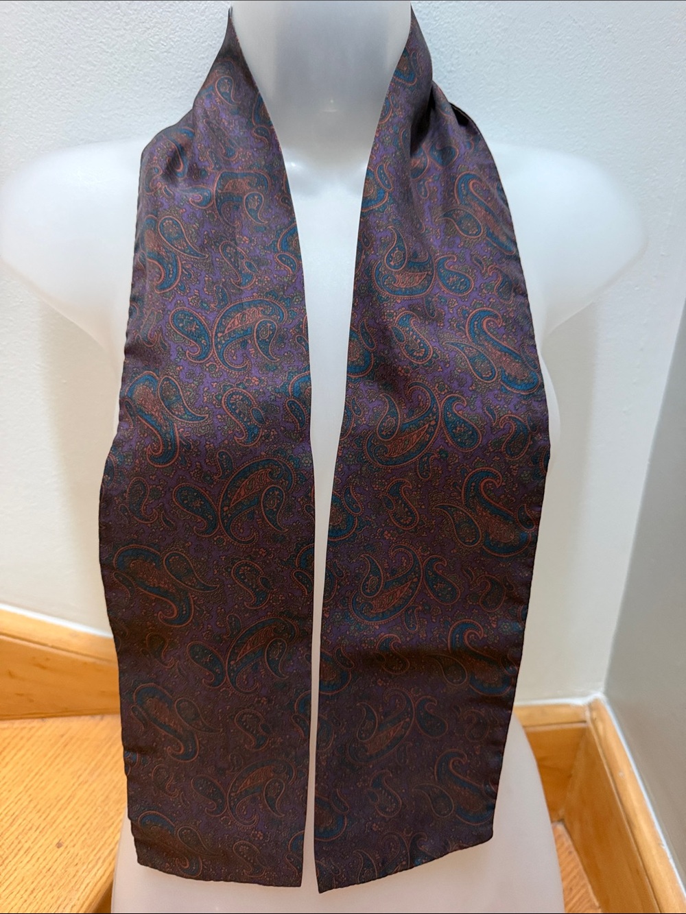 Vintage Elegant 100% Silk Paisley Batwing Scarf / Neck Tie